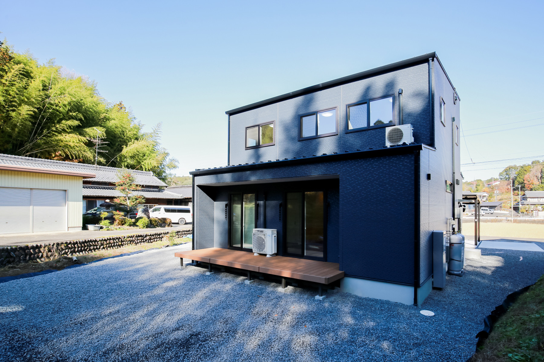 建物の西側から南側へつながる外部空間